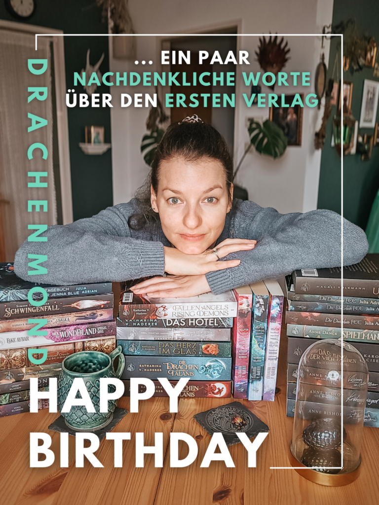 Die Autorin lehnt nachdenklich auf einem Bücherstapel