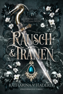 Buchcover des High Fantasy Auftakts "Rausch & Tränen". Dolch mit Reiherkopf auf schwarzem Grund. Jasminblüten, Perlen und Schmuckstück vor Ornamenten. Goldene Titelschrift.