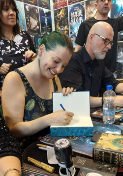 Signierstunde mit Kai Meyer auf der Frankfurter Buchmesse. Fantasybuch Autorin Katharina V. Haderer beim Signieren auf der Frankfurter Buchmesse neben Bestsellerautor Kai Meyer