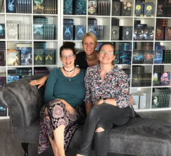 Im Drachenmond Verlag mit Verlegerin Astrid Behrend und Autorin Julia Adrian. Seit 2016 veröffentlicht Fantasyautorin Katharina V. Haderer im Drachenmond Verlag.