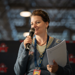 Jurymitglied beim Kurzgeschichtenwettbewerb von PAN (Phantastik Autor*innen Netzwerk) bei der Vienna Comic Con 2025. Die österreichische Fantasyautorin Katharina V. Haderer in der Jury des PAN-Kurzgeschichtenwettbewerbs bei der Vienna Comic Con 2025.