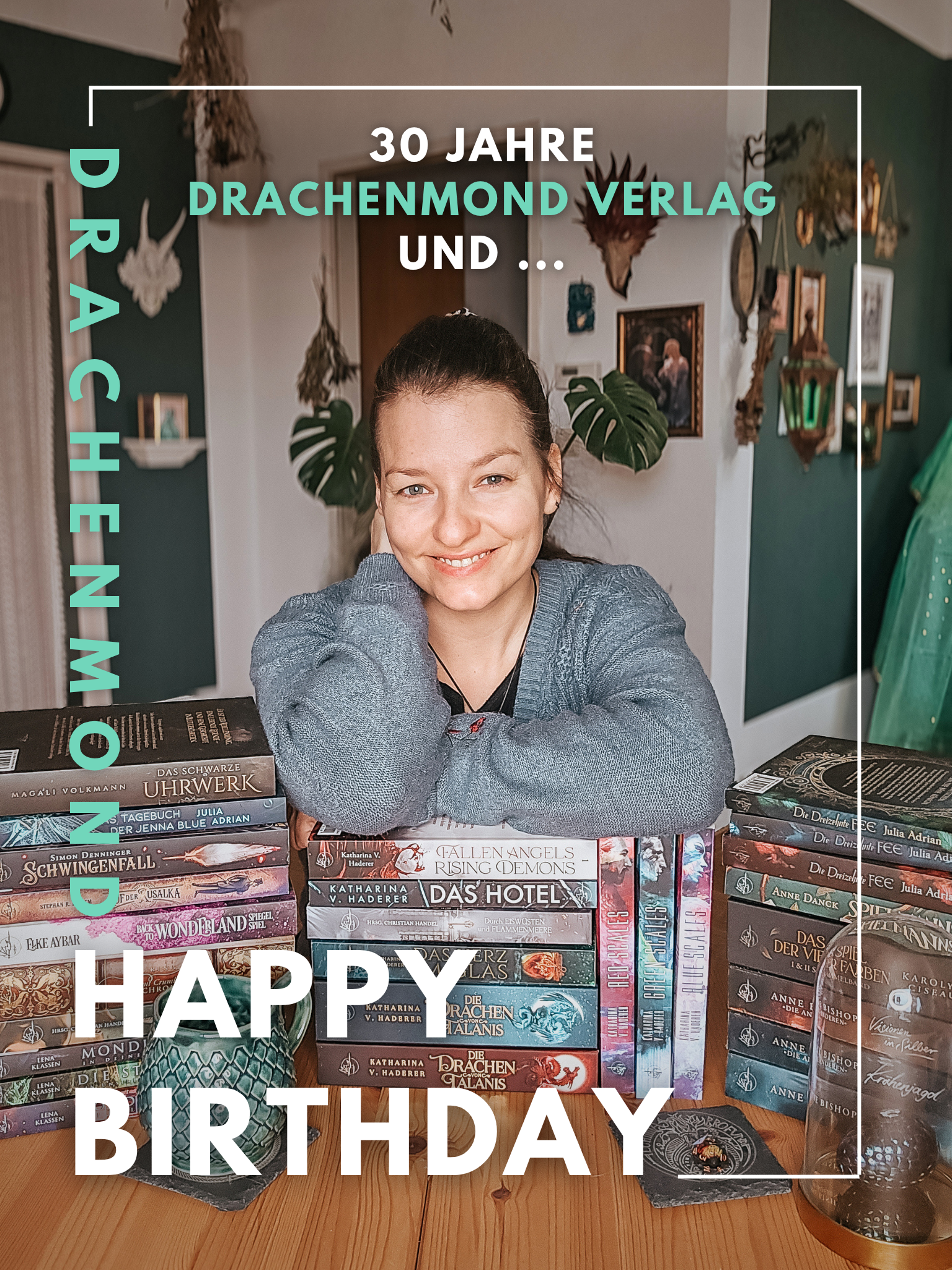 Autorin lächelnd auf dem Bücherstapel, der beim Drachenmond Verlag erschienen ist.