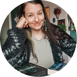 Katharina V. Haderer ist eine österreichische Fantasyautorin, bekannt für ihre spannenden Fantasybücher für Erwachsene