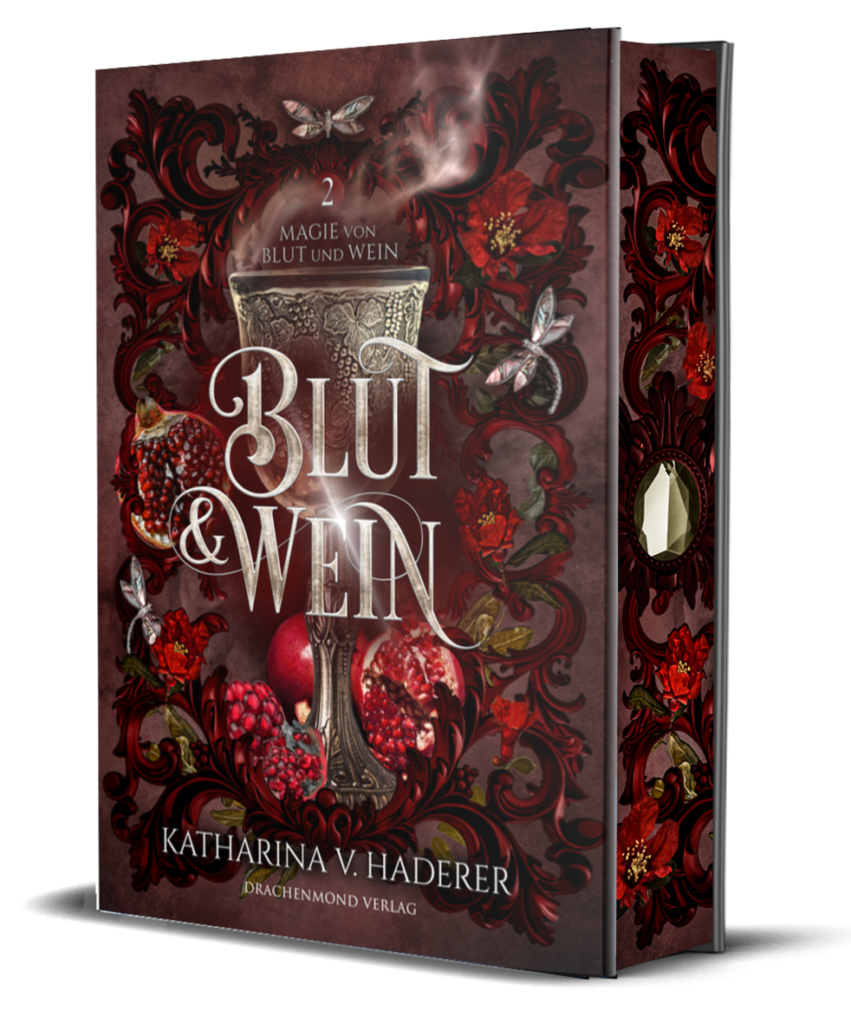 Buchcover des High Fantasy Buchs Blut & Wein, ein Kelch auf rotem Hintergrund, aus dem Rauch kringelt. Granatäpfel und Granatapfelblüten vor Ornamenten, goldene Titelschrift.