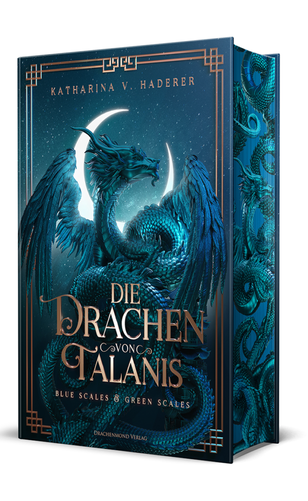 Buchcover der Schmuckausgabe der Urban Fantasy Familiengeschichte "Die Drachen von Talanis 1 - Blue Scales & Green Scales". Ost-asiatisch inspirierter Drachen mit Federflügeln und Hörnern windet sich über Pagoden vor einer Mondsichel.